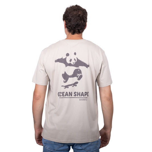 T-shirt unisexe beige en coton biologique avec gros dessin de panda skateur et écriture « ocean shape Biarritz » marron foncé dans le dos, vue de dos sur mannequin homme 