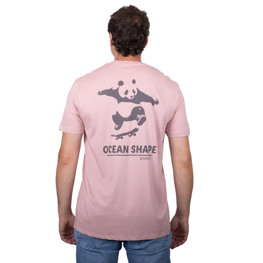 T-shirt unisexe rose pale en coton biologique avec gros dessin de panda skateur et écriture « ocean shape Biarritz » marron foncé dans le dos, vue de dos sur mannequin homme 