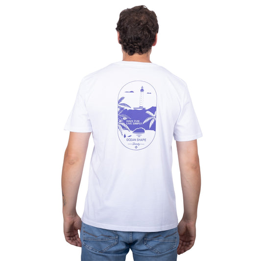 T-shirt unisexe blanc en coton biologique avec gros dessin phare de Biarritz bleu dans le dos, vu de dos sur mannequin homme 