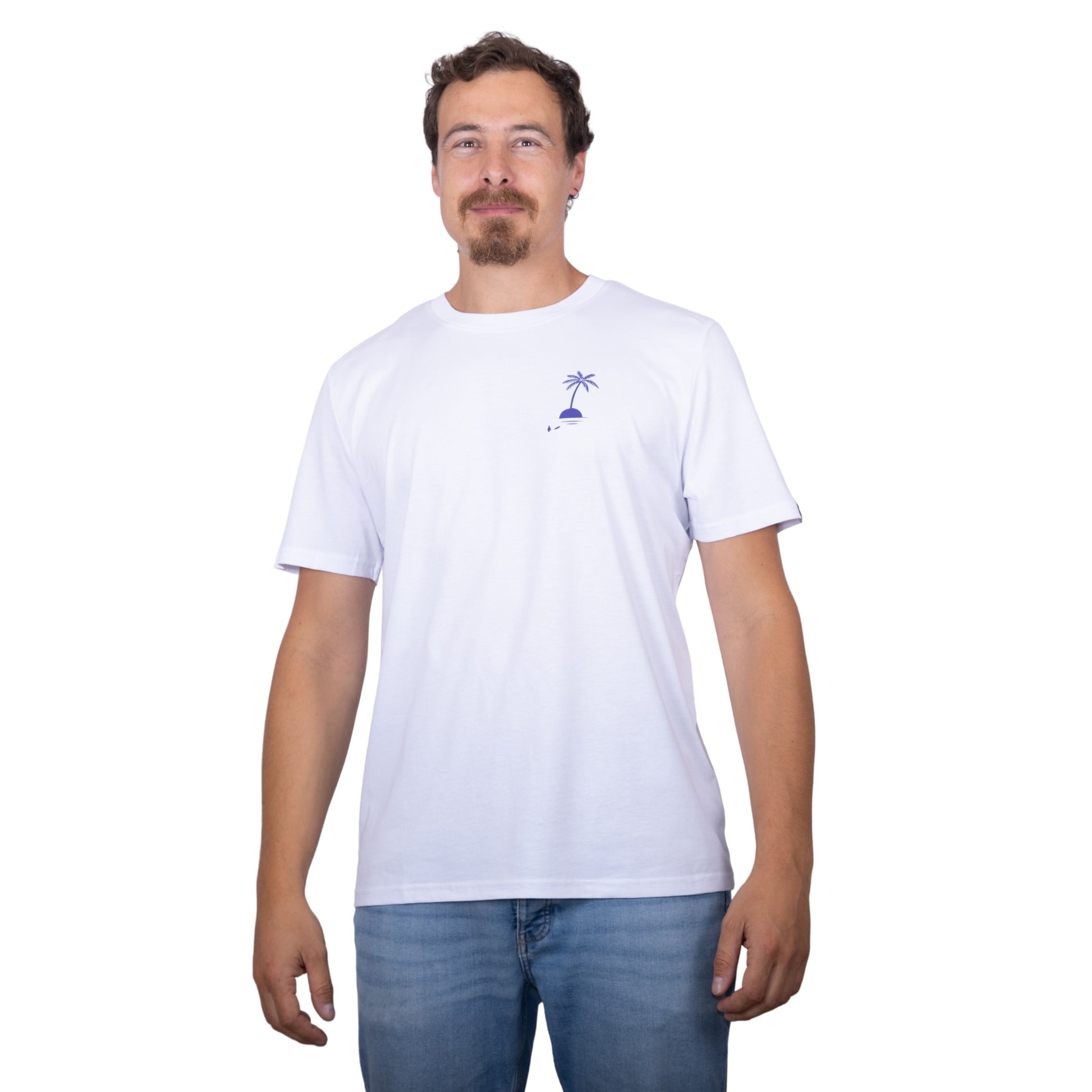 T-shirt unisexe blanc en coton biologique avec petit dessin palmier sur île bleu sur la poitrine, vu de face sur mannequin homme 