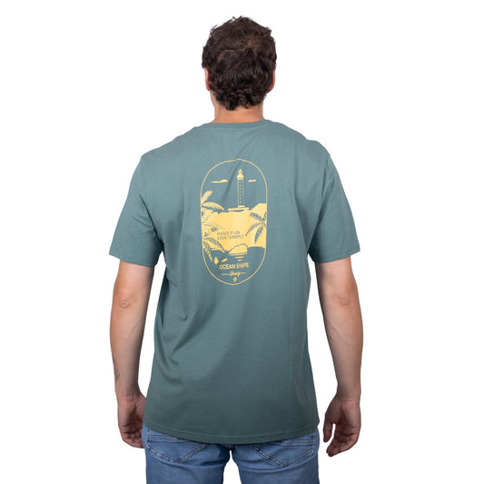 T-shirt unisexe vert sauge en coton biologique avec gros dessin phare de Biarritz jaune dans le dos, vu de dos sur mannequin homme