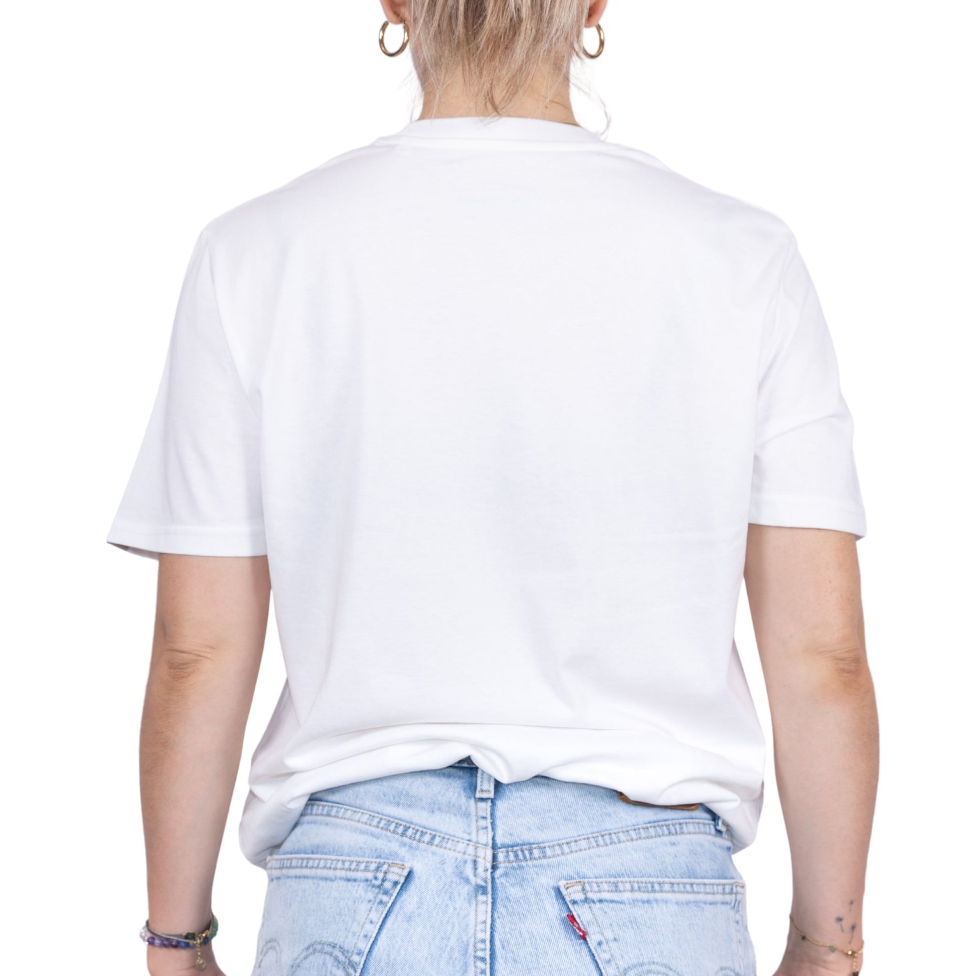 T-shirt unisexe blanc en coton biologique, vu de dos sur mannequin femme