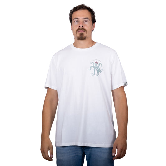 T-shirt unisexe blanc en coton biologique avec petit dessin de poulpe vert avec berret marron et écriture "Ocean Shape Biarritz" sur la poitrine, vue de face sur mannequin homme 