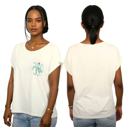 Tee-shirt femme en coton biologique ecru avec petit dessin de poulpe vert avec berret marron et écriture "ocean shape Biarritz" sur la poitrine gauche.
Vu de face et de dos sur mannequin femme.
