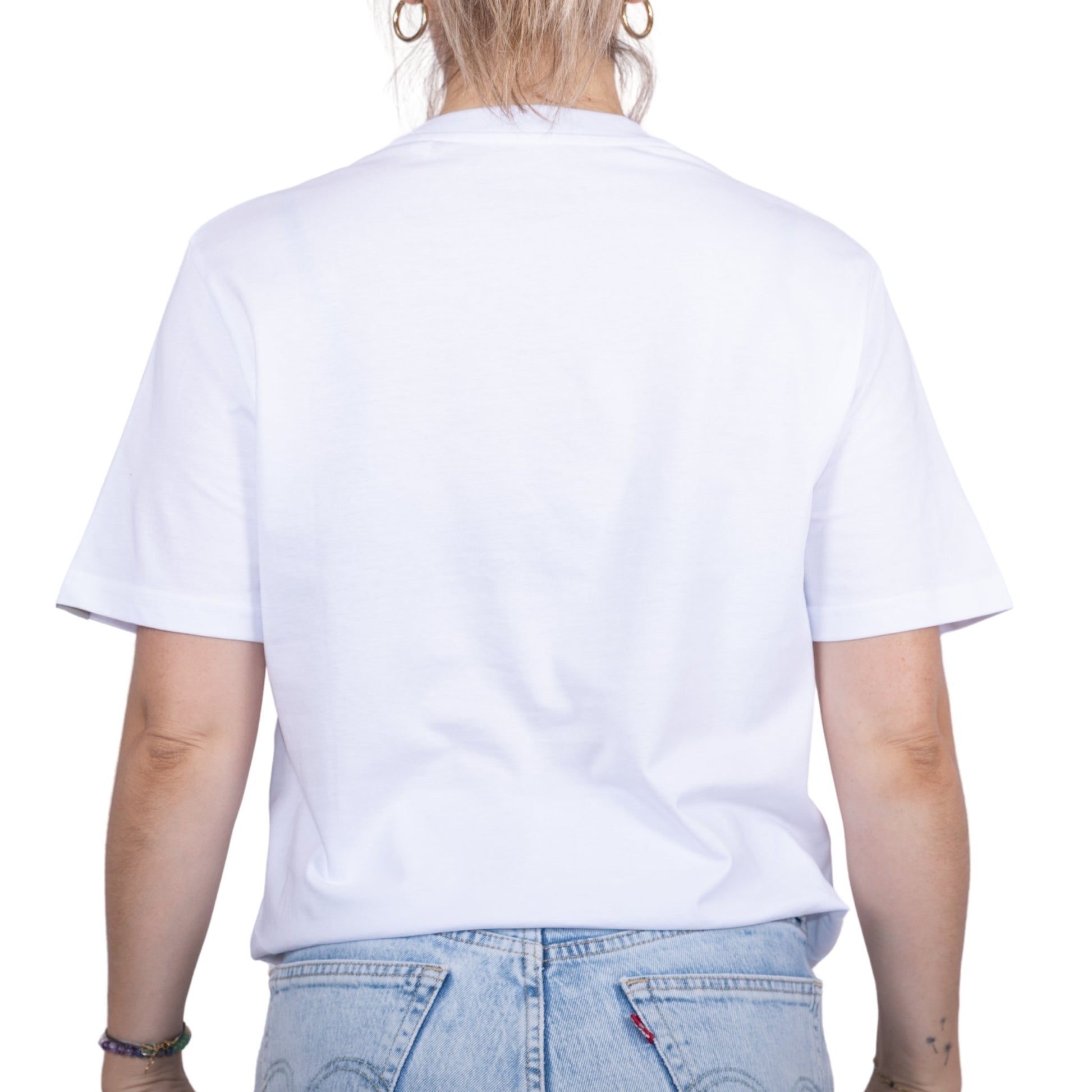 T-shirt unisexe blanc en coton biologique, vu de dos sur mannequin femme