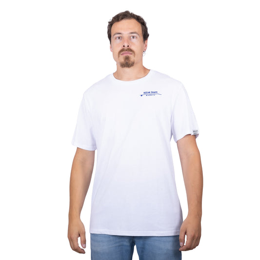 T-shirt unisexe blanc en coton biologique avec logo signature « ocean shape Biarritz » sur planche de surf minimaliste bleu marine, vue de face sur mannequin homme 