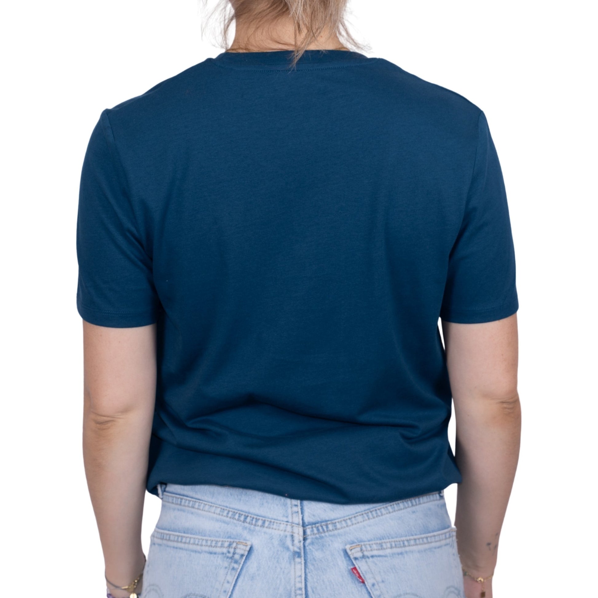 T-shirt unisexe bleu pétrole en coton biologique, vu de dos sur mannequin femme