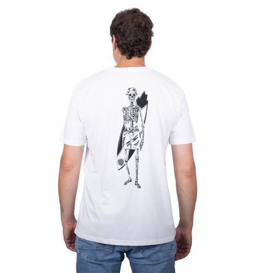 T-shirt unisexe en coton biologique blanc avec gros dessin noir de squelette surfeur dans le dos, vu de dos sur mannequin homme 