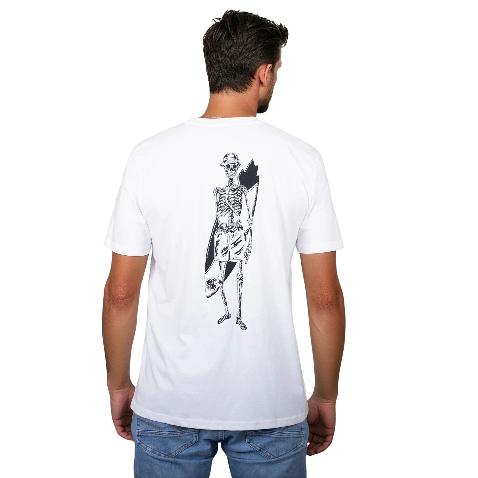 T-shirt unisexe en coton biologique blanc avec grand dessin noir de squelette surfeur dans le dos, vu de dos sur mannequin homme.