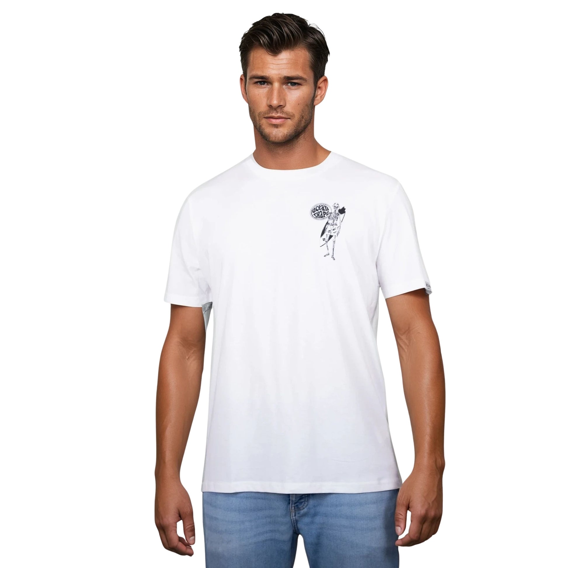 T-shirt unisexe en coton biologique blanc avec petit dessin noir de squelette surfeur sur la poitrine, vu de face sur mannequin homme.