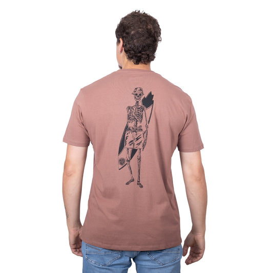T-shirt unisexe sienna en coton biologique avec gros dessin noir de squelette surfeur dans le dos, vu de dos sur mannequin homme 