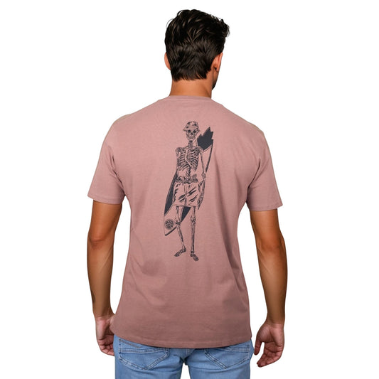 T-shirt unisexe sienna en coton biologique avec gros dessin noir de squelette surfeur dans le dos, vu de dos sur mannequin homme 