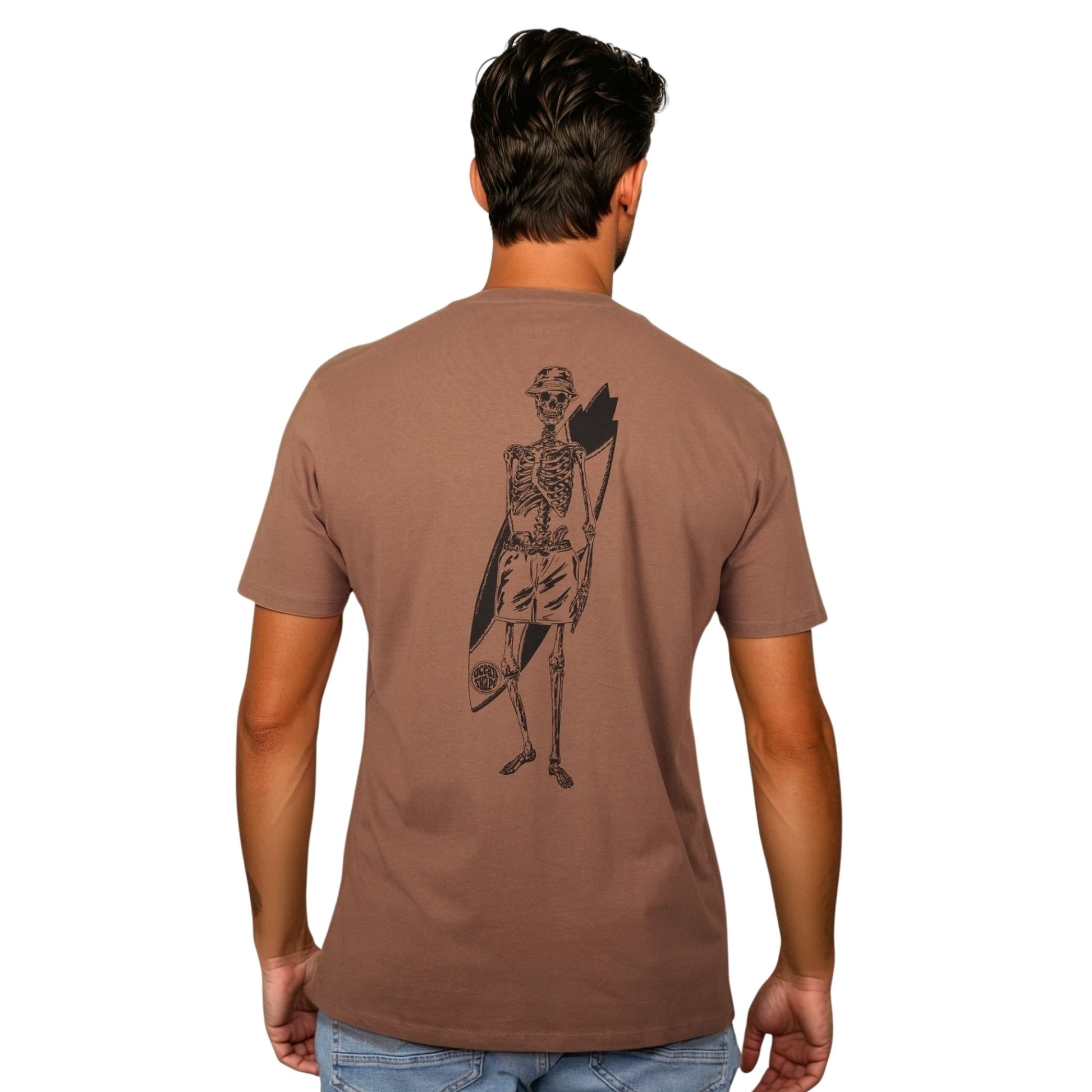 T-shirt unisexe sienna en coton biologique avec grand dessin noir de squelette surfeur dans le dos, vu de dos sur mannequin homme.