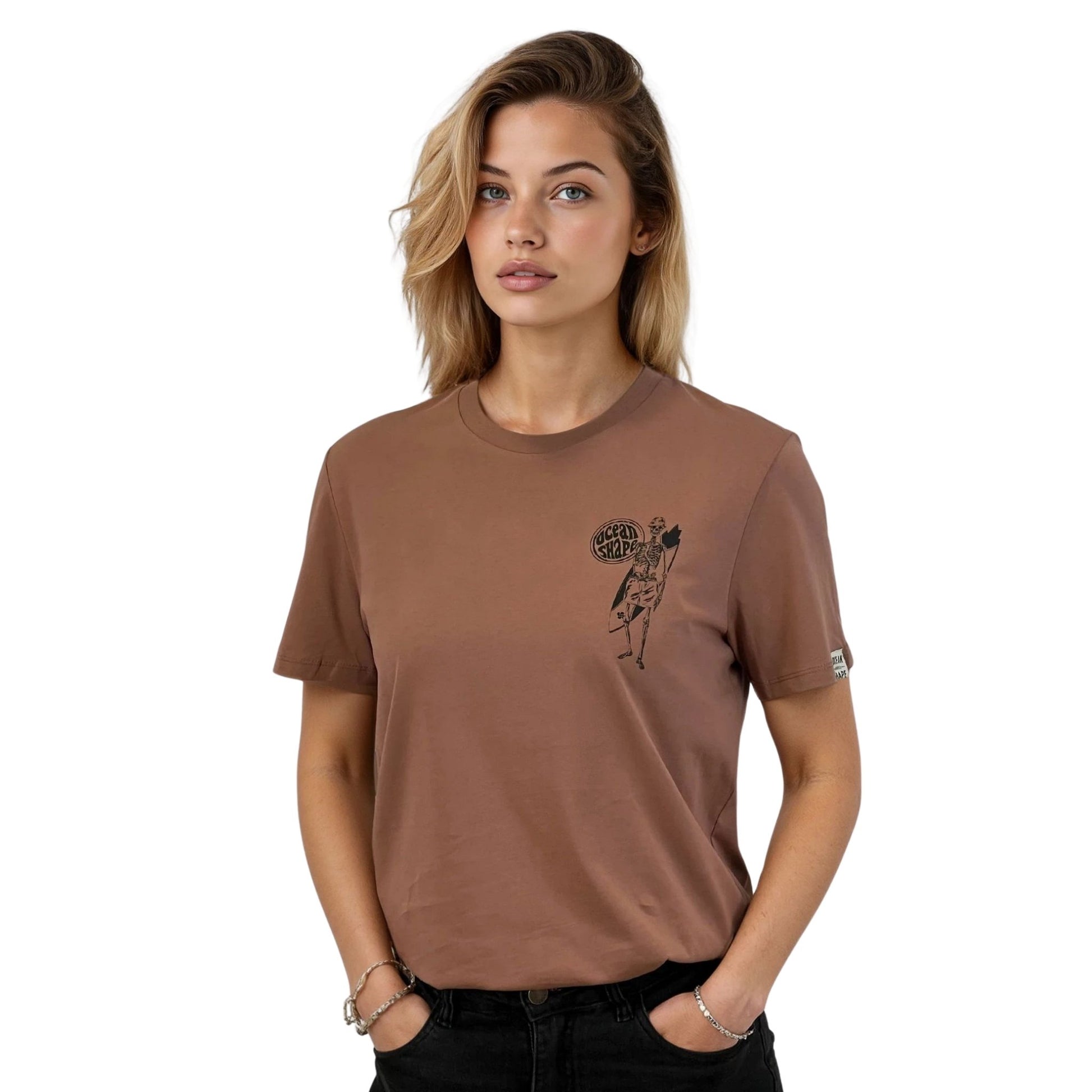 T-shirt unisexe sienna en coton biologique avec petit dessin noir de squelette surfeur sur la poitrine gauche, vu de face sur mannequin femme. 