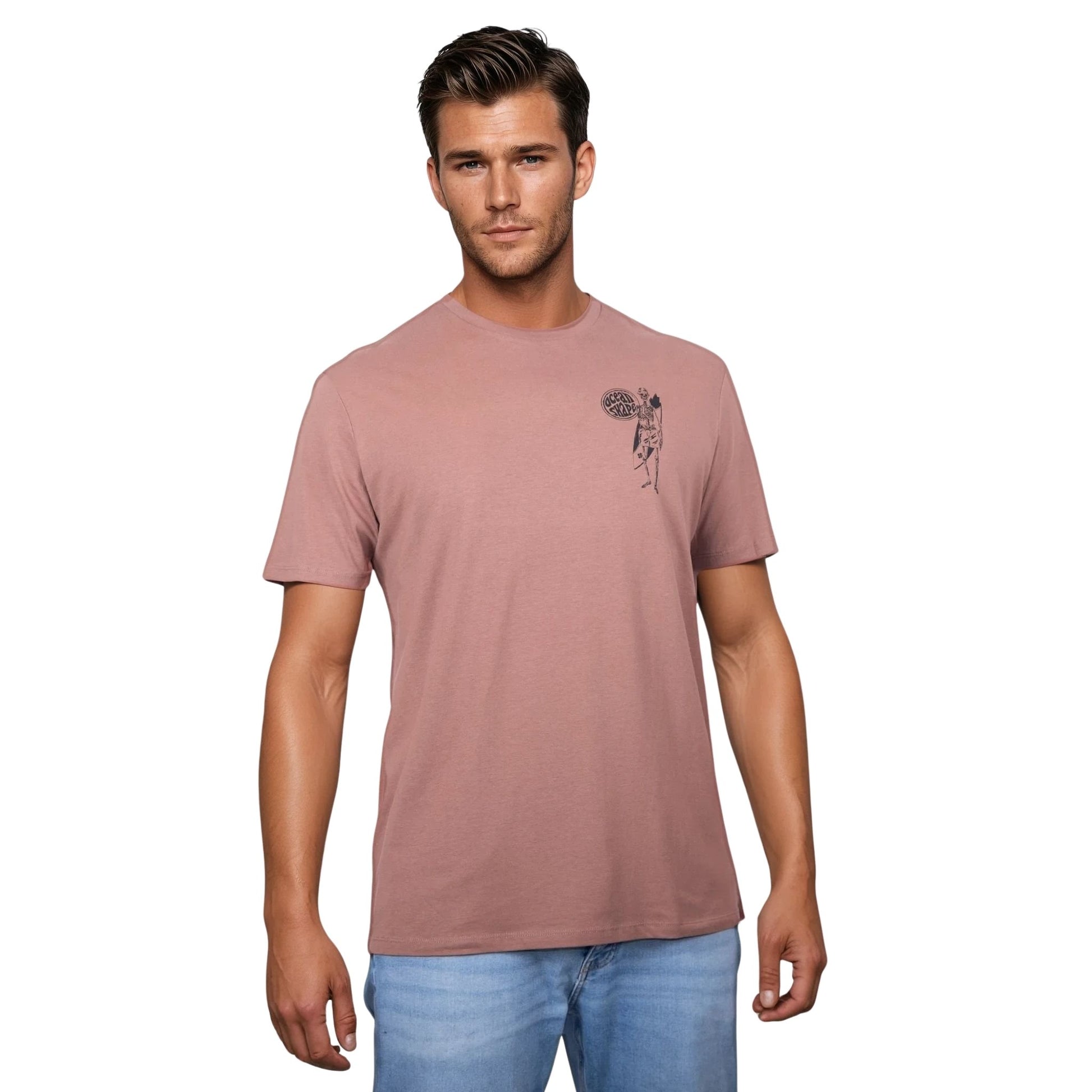 T-shirt unisexe sienna en coton biologique avec petit dessin noir de squelette surfeur sur la poitrine gauche, vu de face sur mannequin homme. 