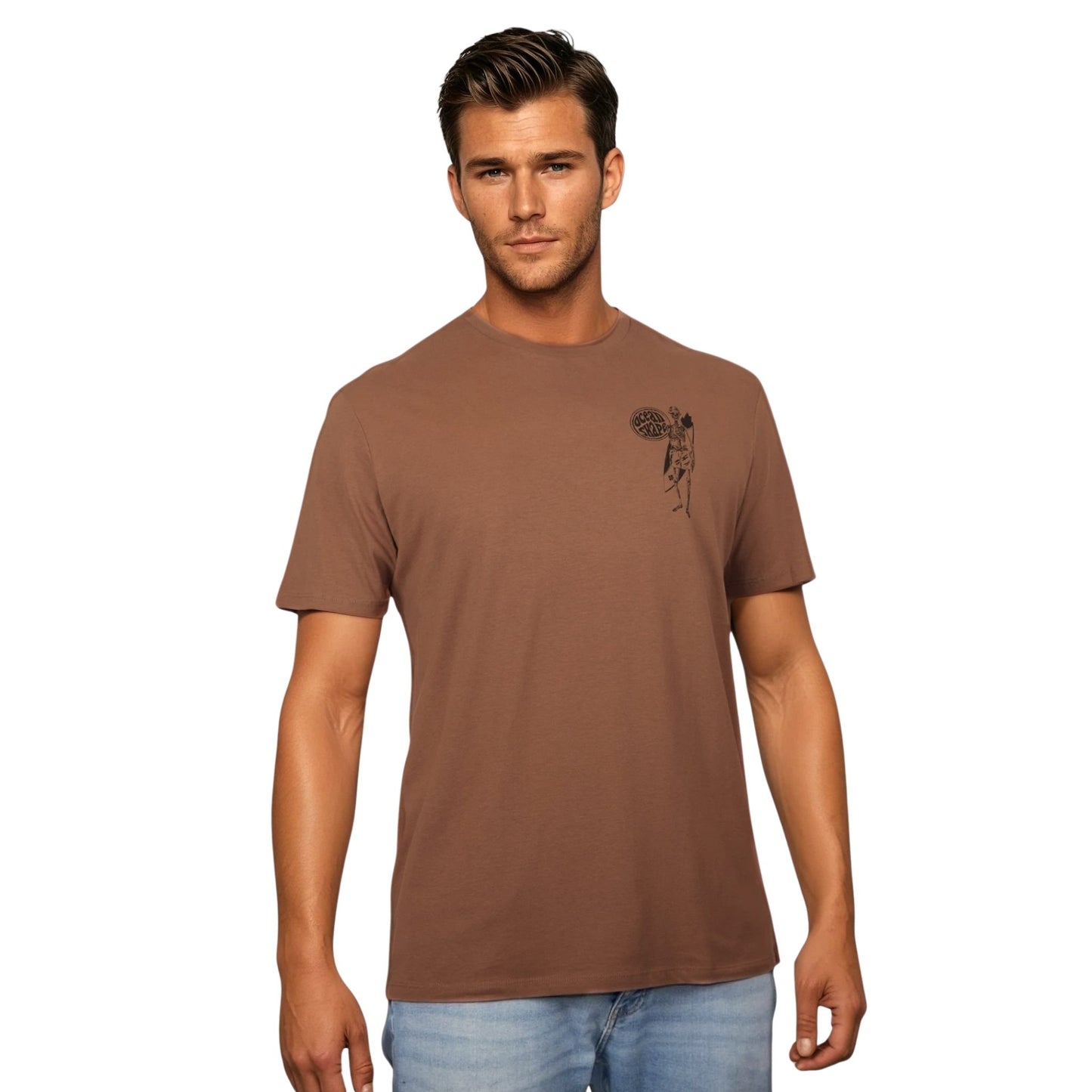 T-shirt unisexe sienna en coton biologique avec petit dessin noir de squelette surfeur sur la poitrine gauche, vu de face sur mannequin homme. 