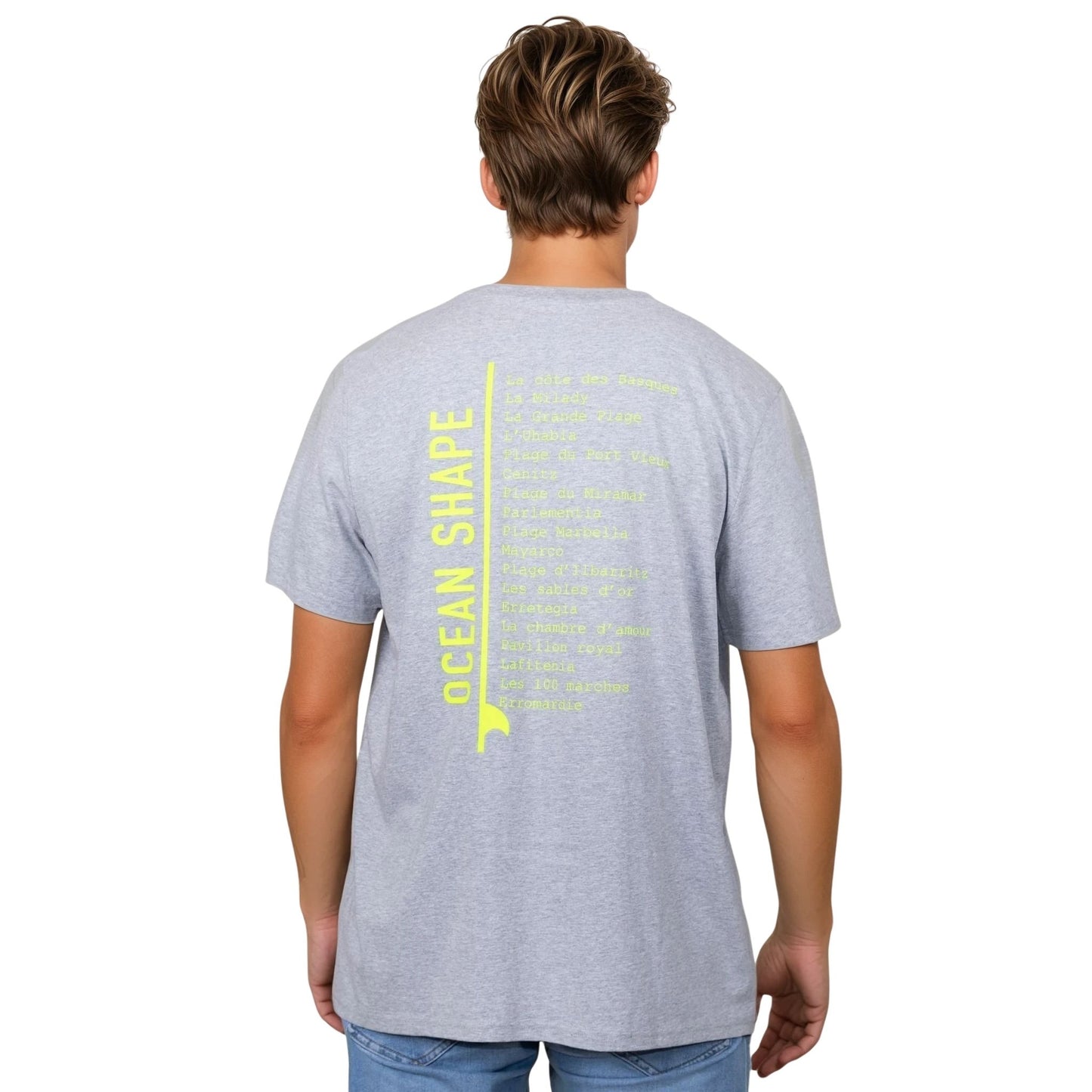 Tee-shirt unisexe gris clair en coton biologique avec longue liste de plages et grande écriture "ocean shape" jaune fluo dans le milieu du dos, vu de dos sur mannequin homme.