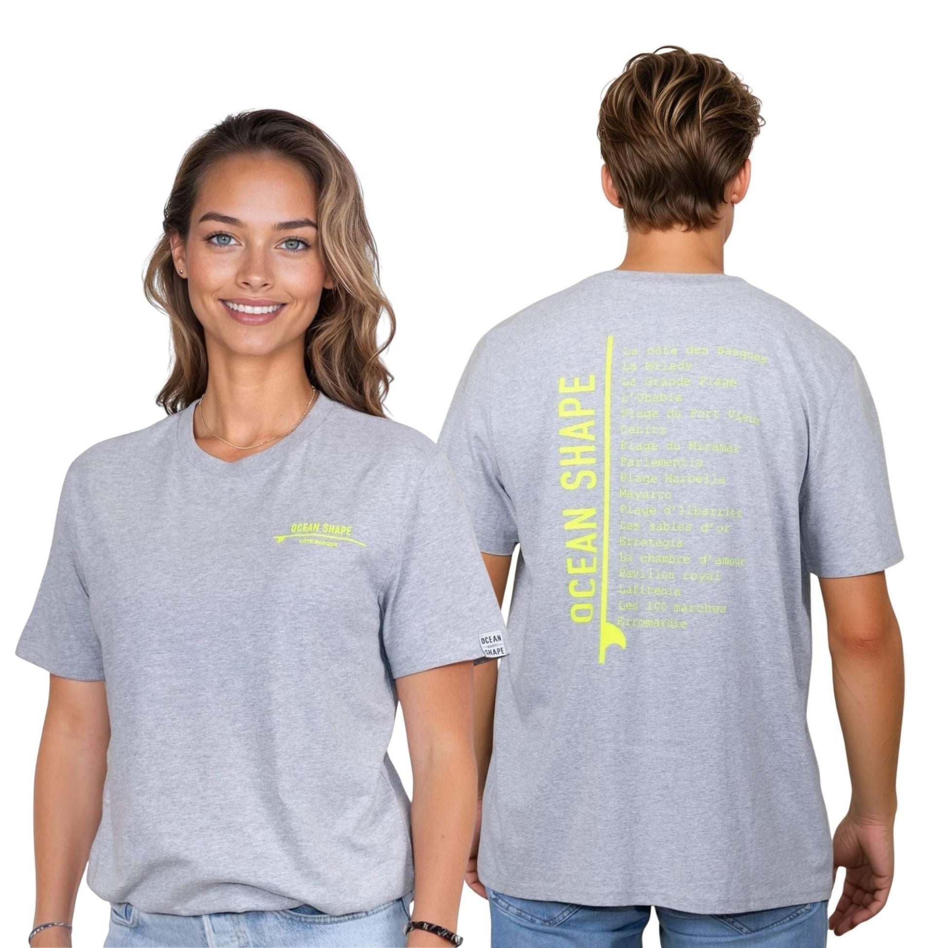 Tee-shirt unisexe gris clair en coton biologique.
Devant : petite écriture "ocean shape" jaune fluo sur la poitrine gauche.
Dos : liste de plages et grande écriture "ocean shape" jaune fluo.
Vu de face sur mannequin femme et vu de dos sur mannequin homme.