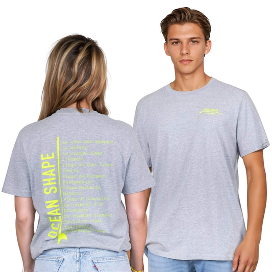 Tee-shirt unisexe gris clair en coton biologique.
Devant : petite écriture "ocean shape" jaune fluo sur la poitrine gauche.
Dos : liste de plages et grande écriture "ocean shape" jaune fluo.
Vu de dos sur mannequin femme et vu de face sur mannequin homme.
