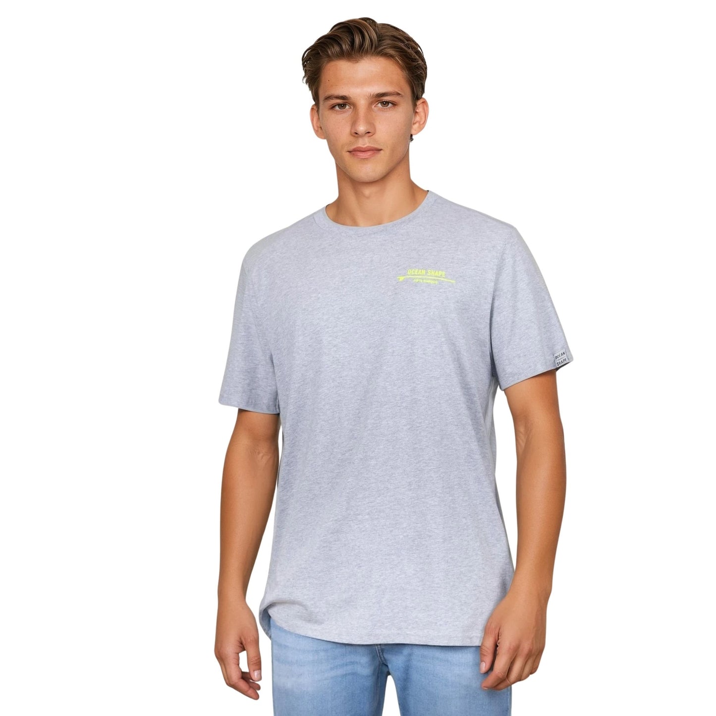 Tee-shirt unisexe gris clair en coton biologique avec petite écriture "ocean shape" jaune fluo sur la poitrine gauche, vu de face sur mannequin homme.