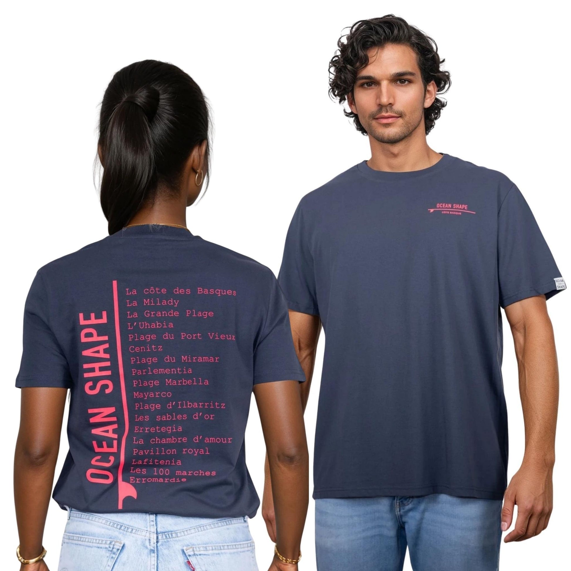 Tee-shirt unisexe gris foncé en coton biologique.
Devant : écriture "ocean shape" rose fluo en relief sur la poitrine gauche.
Dos : liste de plages et grande écriture "ocean shape" rose fluo en relief.
Vu de dos sur mannequin femme et vu de face sur mannequin homme.