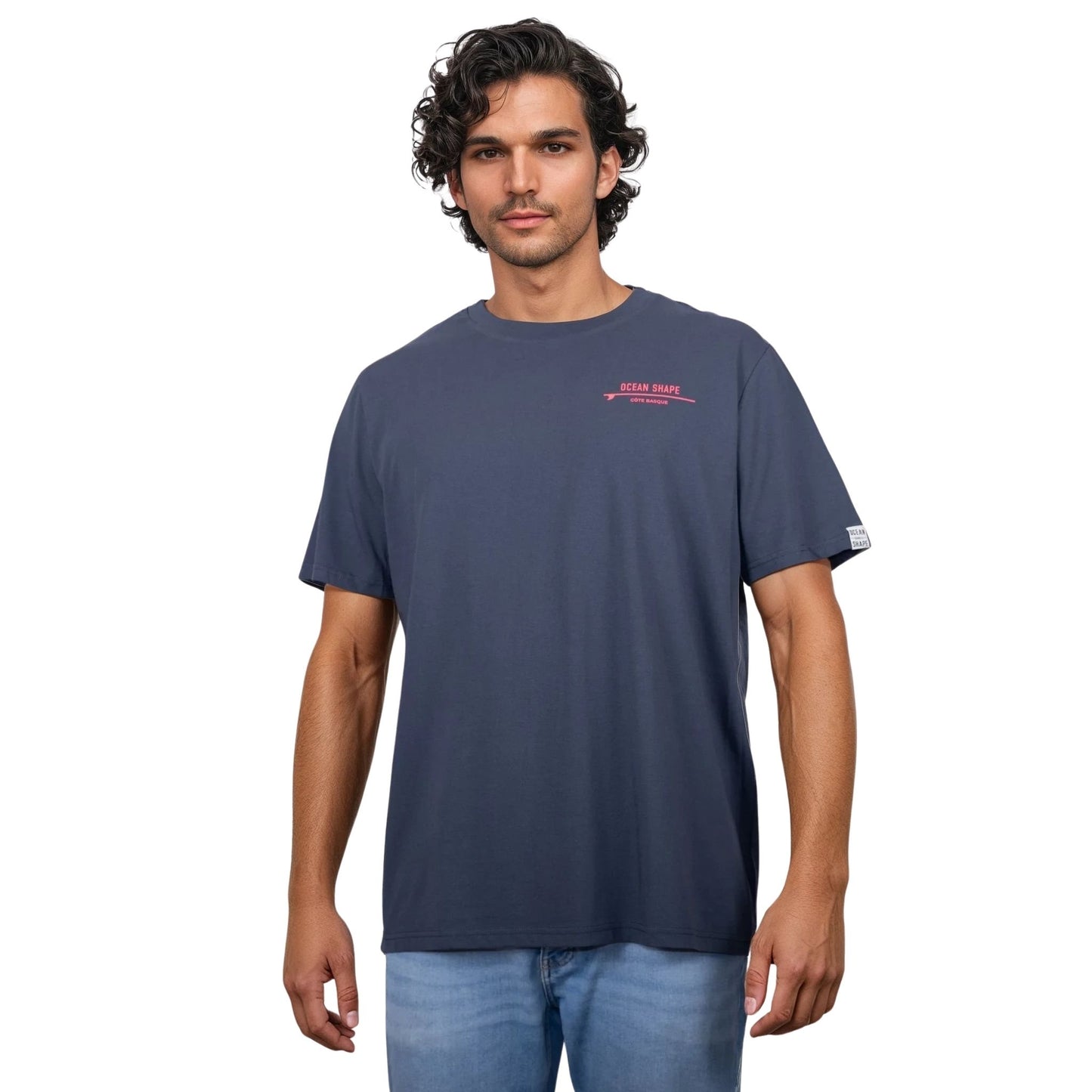 Tee-shirt unisexe gris foncé en coton biologique avec petite écriture "ocean shape" rose fluo sur la poitrine gauche, vu de face sur mannequin homme.