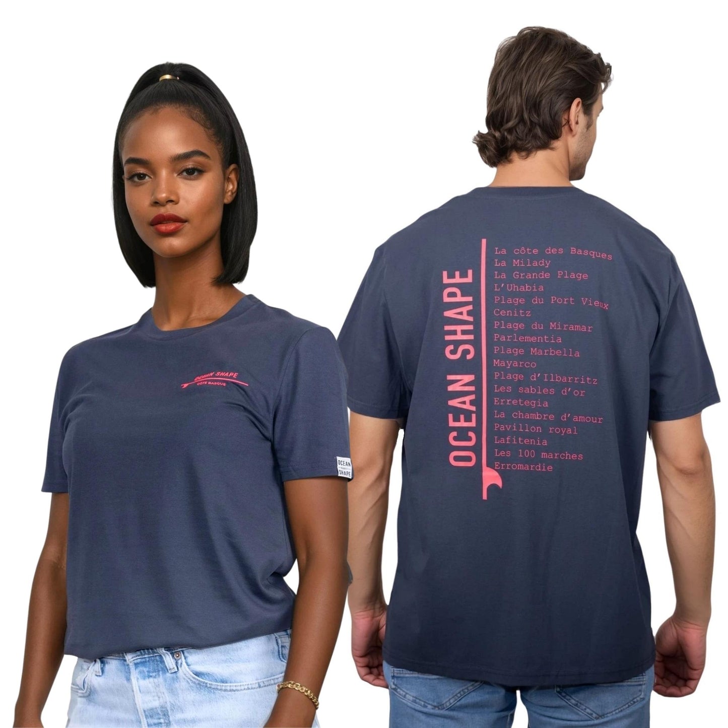Tee-shirt unisexe gris foncé en coton biologique.
Devant : écriture "ocean shape" rose fluo en relief sur la poitrine gauche.
Dos : liste de plages et grande écriture "ocean shape" rose fluo en relief.
Vu de face sur mannequin femme et vu de dos sur mannequin homme.