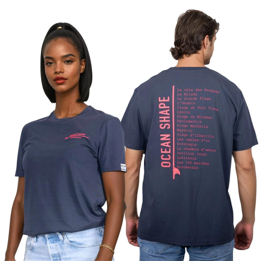 Tee-shirt unisexe gris foncé en coton biologique.
Devant : écriture "ocean shape" rose fluo en relief sur la poitrine gauche.
Dos : liste de plages et grande écriture "ocean shape" rose fluo en relief.
Vu de face sur mannequin femme et vu de dos sur mannequin homme.