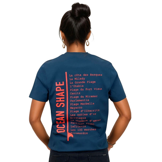 tee-shirt unisexe en coton biologique bleu paon.
Grande liste de plages du pays basque + écriture Ocean Shape orange fluo dans le dos.
Vu de dos sur mannequin femme.