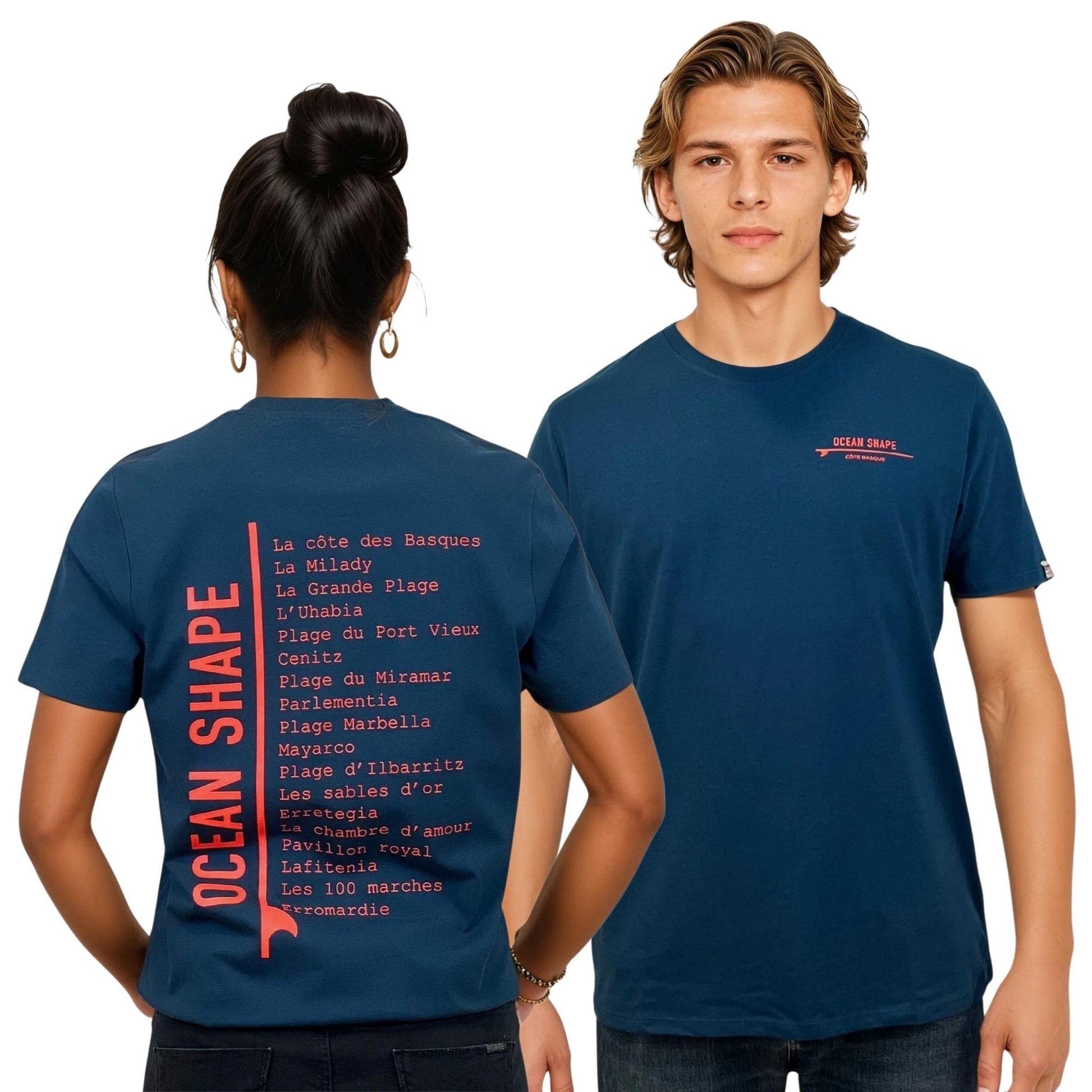 Tee-shirt unisexe en coton biologique bleu paon.
Devant : petite écriture "Ocean Shape côte basque" sur surf orange fluo sur la poitrine gauche.
Dos : grande liste de plages du pays basque + écriture Ocean Shape orange fluo dans le dos.
Vu de dos sur mannequin femme et de face sur mannequin homme.