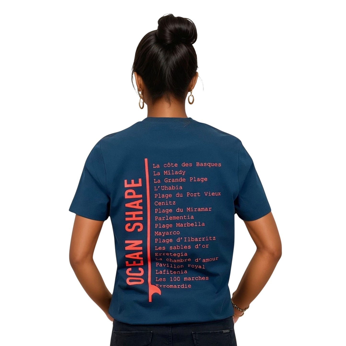 tee-shirt unisexe en coton biologique bleu paon.
Grande liste de plages du pays basque + écriture Ocean Shape orange fluo dans le dos.
Vu de dos sur mannequin femme.