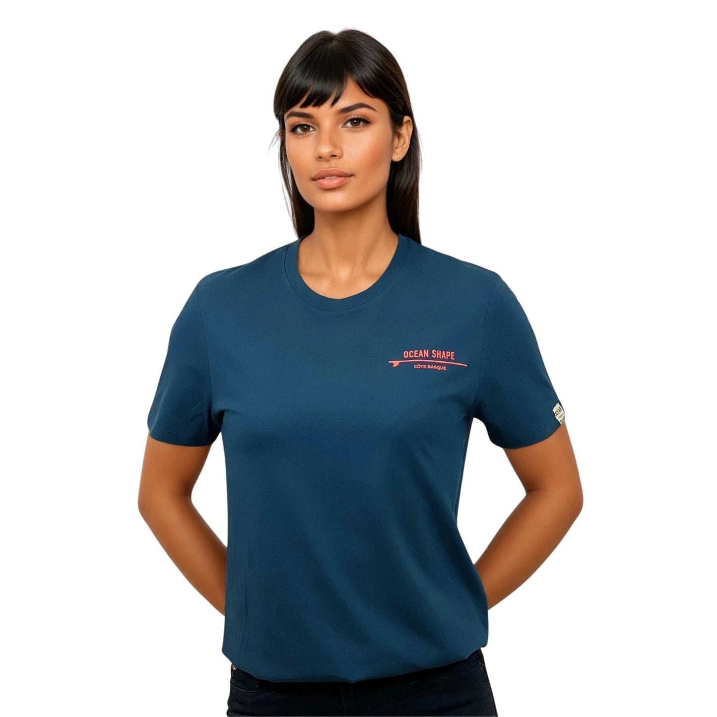 tee-shirt unisexe en coton biologique bleu paon.
Petite écriture "Ocean Shape côte basque" sur surf orange fluo sur la poitrine gauche.
Vu de face sur mannequin femme.