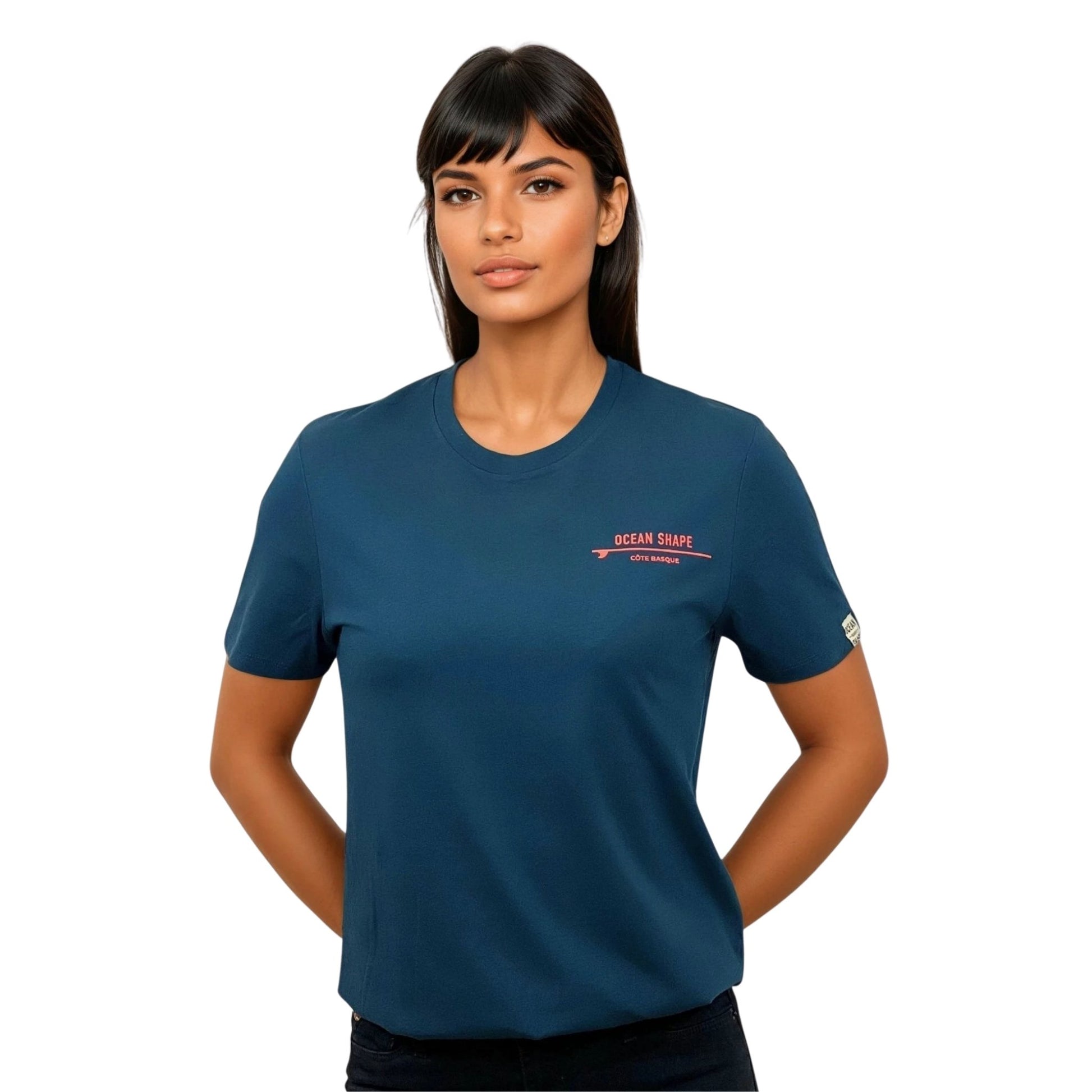 tee-shirt unisexe en coton biologique bleu paon.
Petite écriture "Ocean Shape côte basque" sur surf orange fluo sur la poitrine gauche.
Vu de face sur mannequin femme.