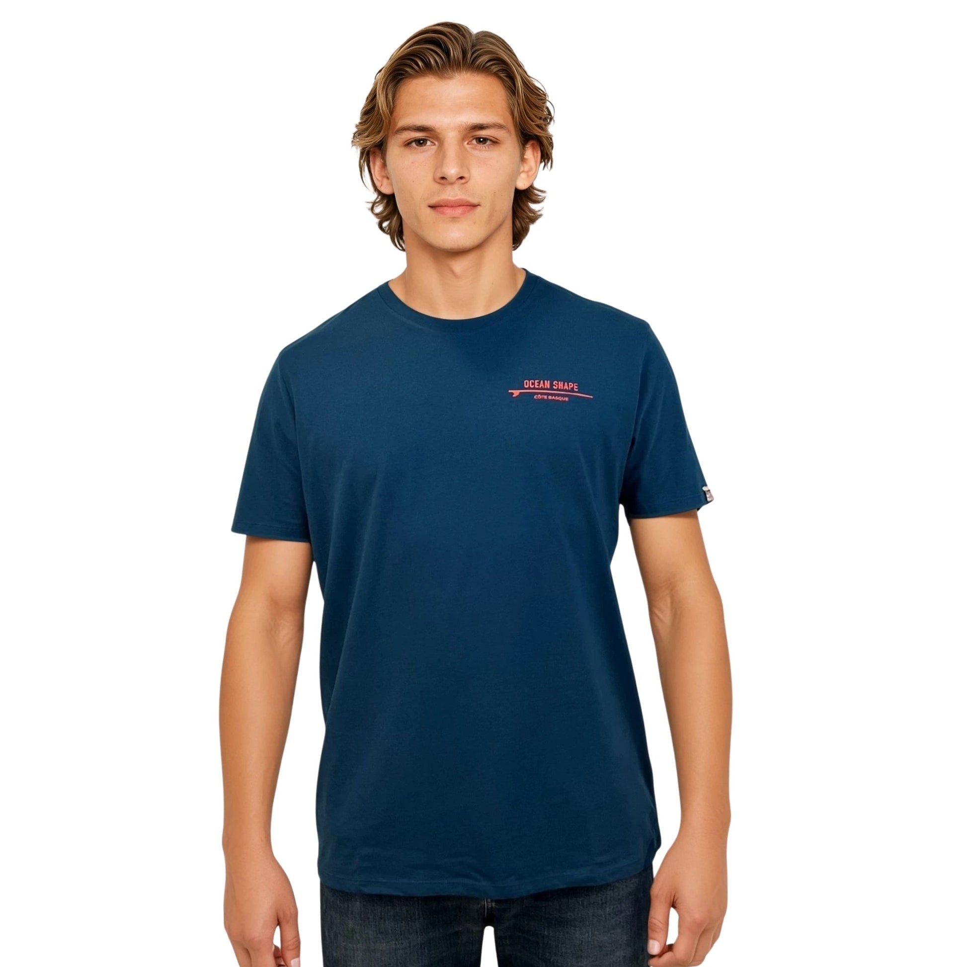 tee-shirt unisexe en coton biologique bleu paon.
Petite écriture "Ocean Shape côte basque" sur surf orange fluo sur la poitrine gauche.
Vu de face sur mannequin homme.