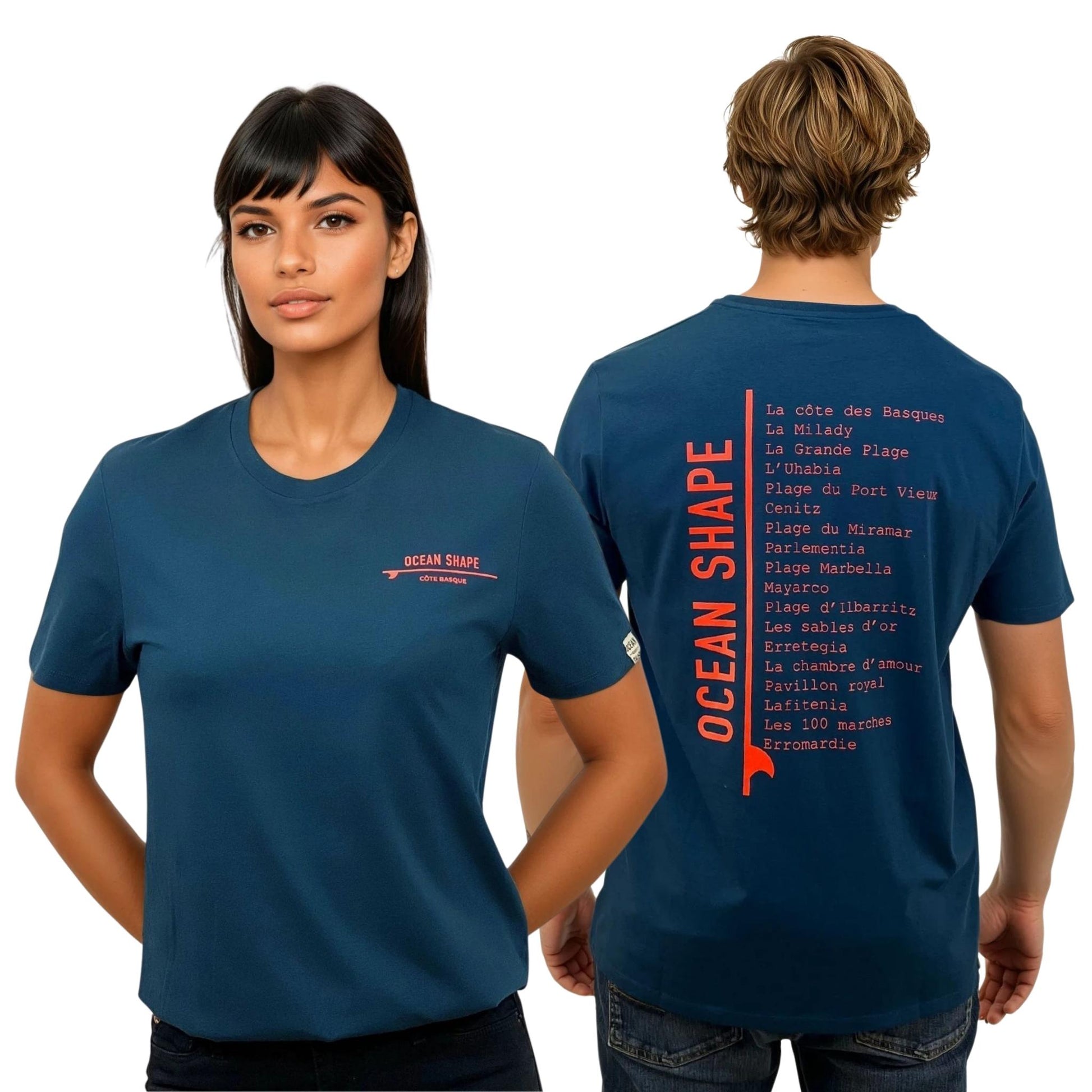 Tee-shirt unisexe en coton biologique bleu paon.
Devant : petite écriture "Ocean Shape côte basque" sur surf orange fluo sur la poitrine gauche.
Dos : grande liste de plages du pays basque + écriture Ocean Shape orange fluo dans le dos.
Vu de face sur mannequin femme et de dos sur mannequin homme.