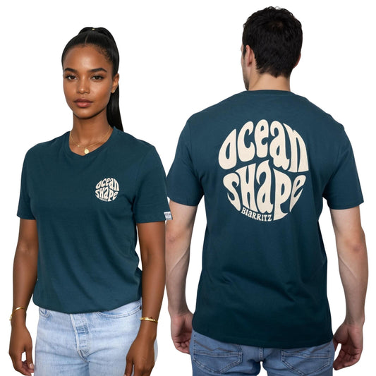 Tee-shirt unisexe amazon green en coton biologique.
Devant : petit logo bubble "ocean shape biarritz" en beige sur la poitrine gauche.
Dos : gros logo bubble "ocean shape biarritz" en beige.
Vu de face sur mannequin femme et vu de dos sur mannequin homme.