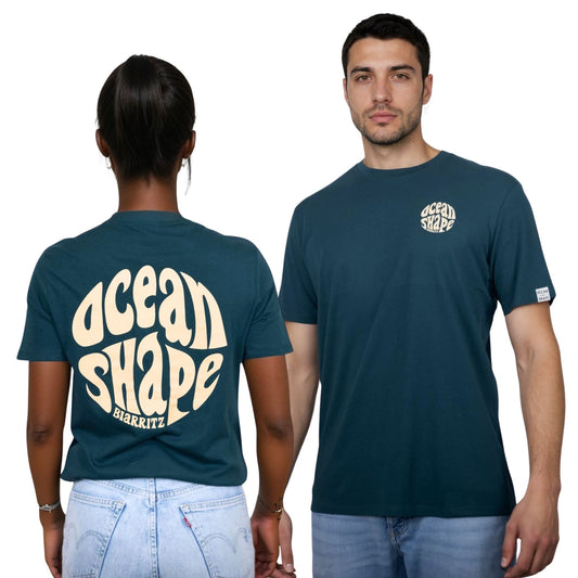 Tee-shirt unisexe amazon green en coton biologique.
Devant : petit logo bubble "ocean shape biarritz" en beige sur la poitrine gauche.
Dos : gros logo bubble "ocean shape biarritz" en beige.
Vu de dos sur mannequin femme et vu de face sur mannequin homme.