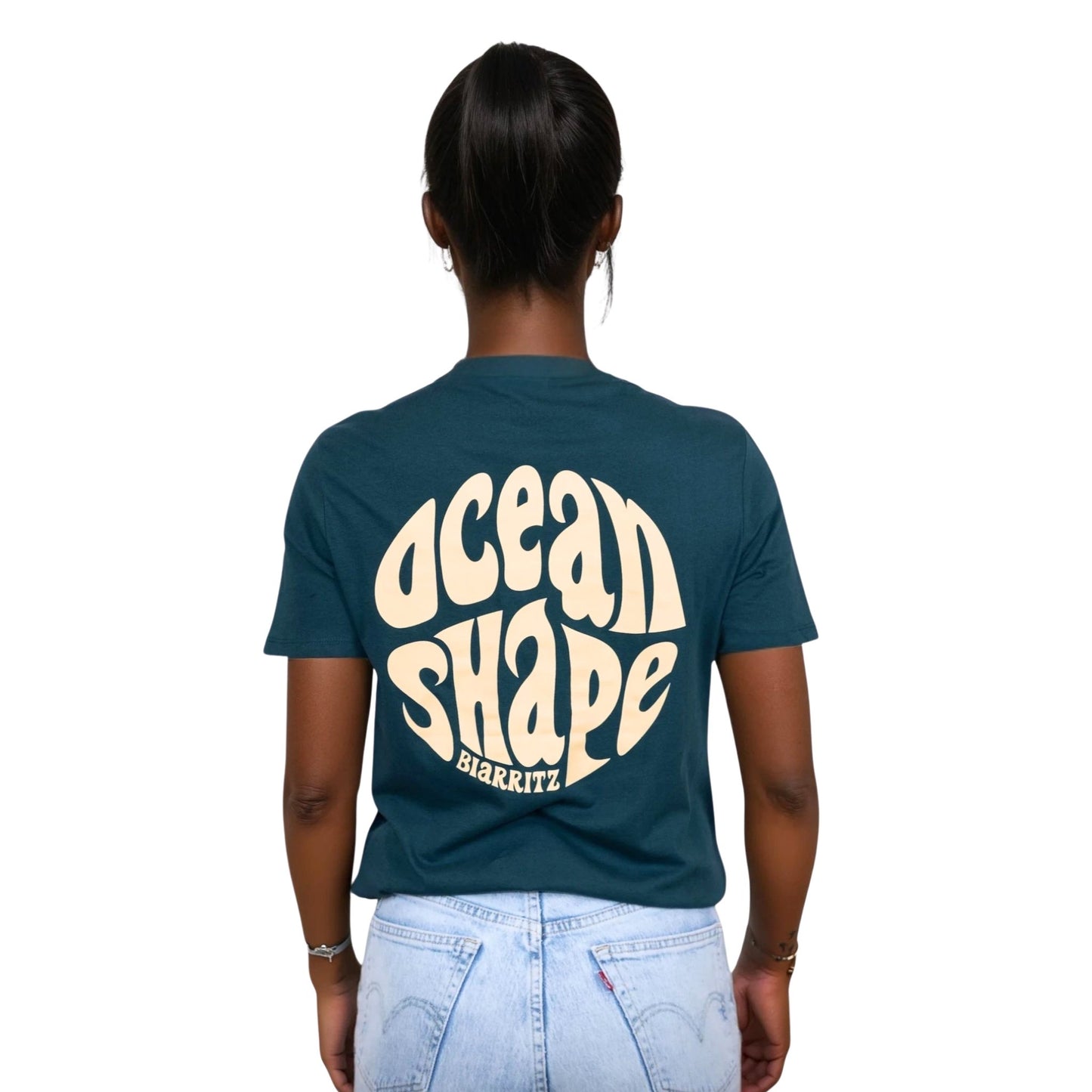 Tee-shirt unisexe amazon green en coton biologique avec gros logo bubble Ocean Shape Biarritz beige en haut du dos, vu de dos sur mannequin femme