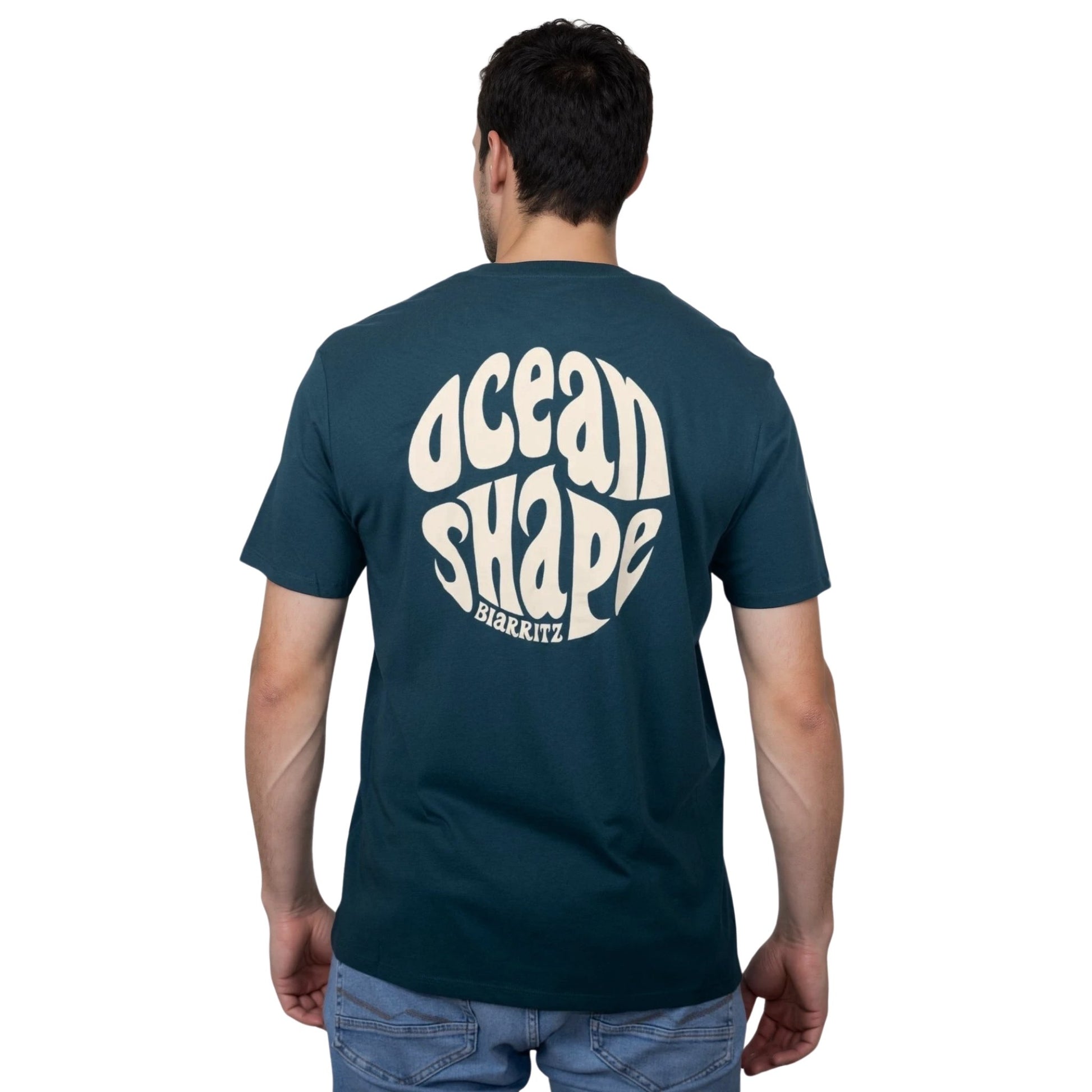 Tee-shirt unisexe amazon green en coton biologique avec gros logo bubble ocean shape Biarritz beige en haut du dos, vu de dos sur mannequin homme