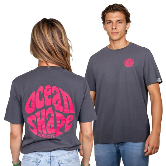 Tee-shirt unisexe gris anthracite en coton biologique.
Devant : petit logo bubble "ocean shape biarritz" rose fluo sur la poitrine gauche.
Dos : gros logo bubble "ocean shape biarritz" rose fluo.
Vu de dos sur mannequin femme et vu de face sur mannequin homme.