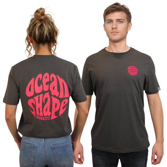 Tee-shirt unisexe gris anthracite en coton biologique.
Devant : petit logo bubble "ocean shape biarritz" rose fluo sur la poitrine gauche.
Dos : gros logo bubble "ocean shape biarritz" rose fluo.
Vu de dos sur mannequin femme et vu de face sur mannequin homme.