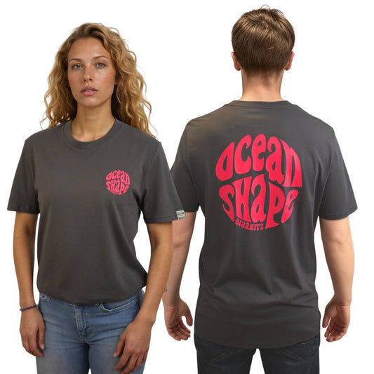 Tee-shirt unisexe gris anthracite en coton biologique.
Devant : petit logo bubble "ocean shape biarritz" rose fluo sur la poitrine gauche.
Dos : gros logo bubble "ocean shape biarritz" rose fluo.
Vu de facesur mannequin femme et vu de dos sur mannequin homme.