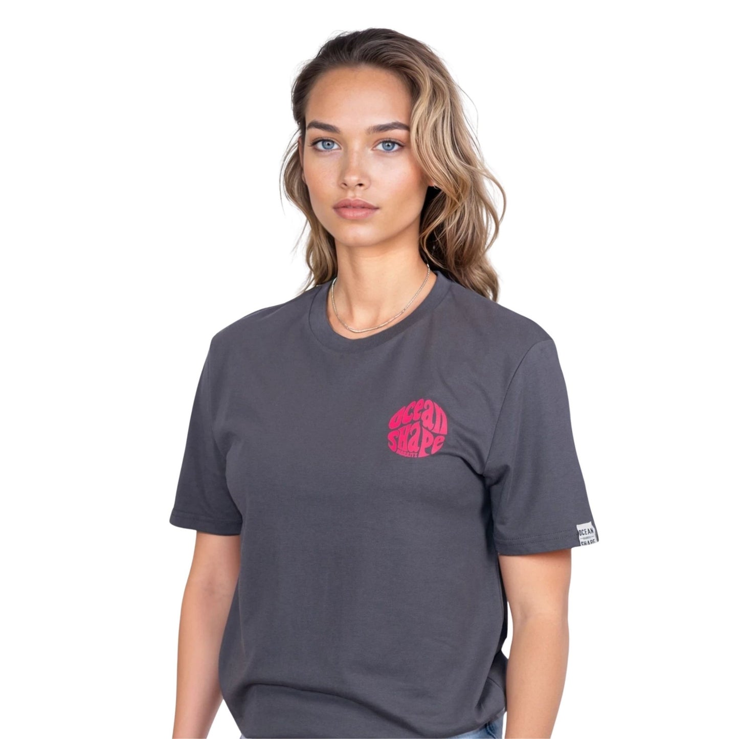 Tee-shirt gris foncé en coton biologique avec petit logo bubble ocean shape Biarritz rose fluo sur la poitrine, vu de face sur mannequin femme.