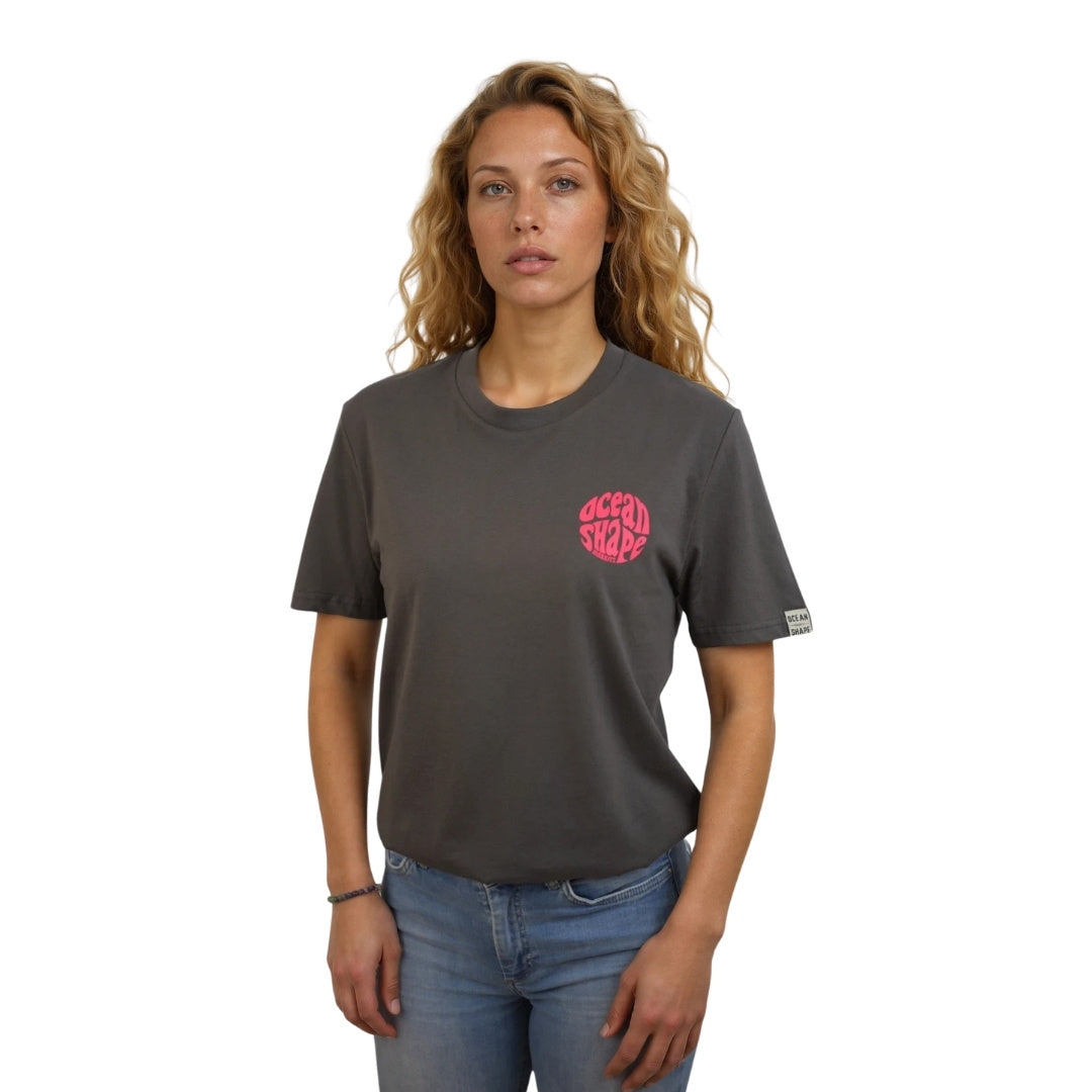 Tee-shirt gris foncé en coton biologique avec petit logo bubble ocean shape Biarritz rose fluo sur la poitrine, vu de face sur mannequin femme.