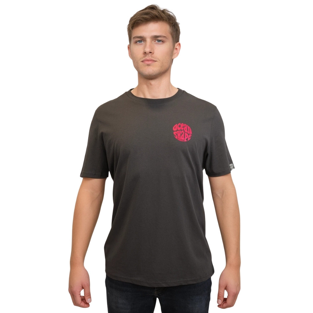 Tee-shirt gris foncé en coton biologique avec petit logo bubble ocean shape Biarritz rose fluo sur la poitrine, vu de face sur mannequin homme.