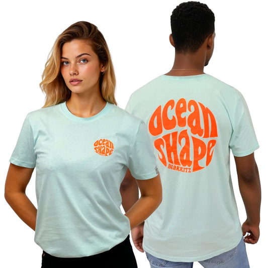 Tee-shirt unisexe en coton biologique bleu caraïbe.
Devant : petit logo bubble "Ocean Shape Biarritz" orange fluo sur la poitrine gauche.
Dos : gros logo bubble "Ocean Shape Biarritz" orange fluo.
Vue de face sur mannequin femme et de dos sur mannequin homme.