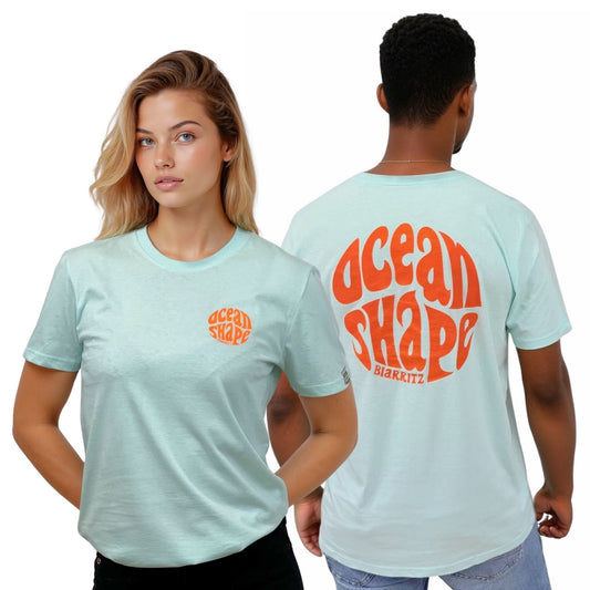 Tee-shirt unisexe en coton biologique bleu caraïbe.
Devant : petit logo bubble "Ocean Shape Biarritz" orange fluo sur la poitrine gauche.
Dos : gros logo bubble "Ocean Shape Biarritz" orange fluo.
Vue de face sur mannequin femme et de dos sur mannequin homme.