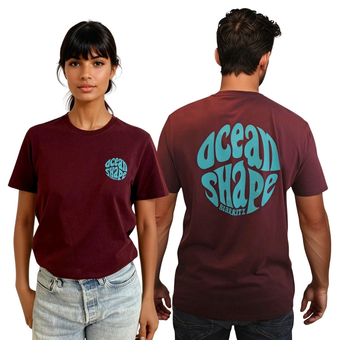 tee-shirt unisexe en coton biologique bordeaux foncé
devant : petit logo bubble "ocean shape biarritz" bleu turqoise sur la poitrine
dos : gros logo bubble "ocean shape biarritz" bleur turquoise
vu de face sur mannequin femme et de dos sur mannequin homme