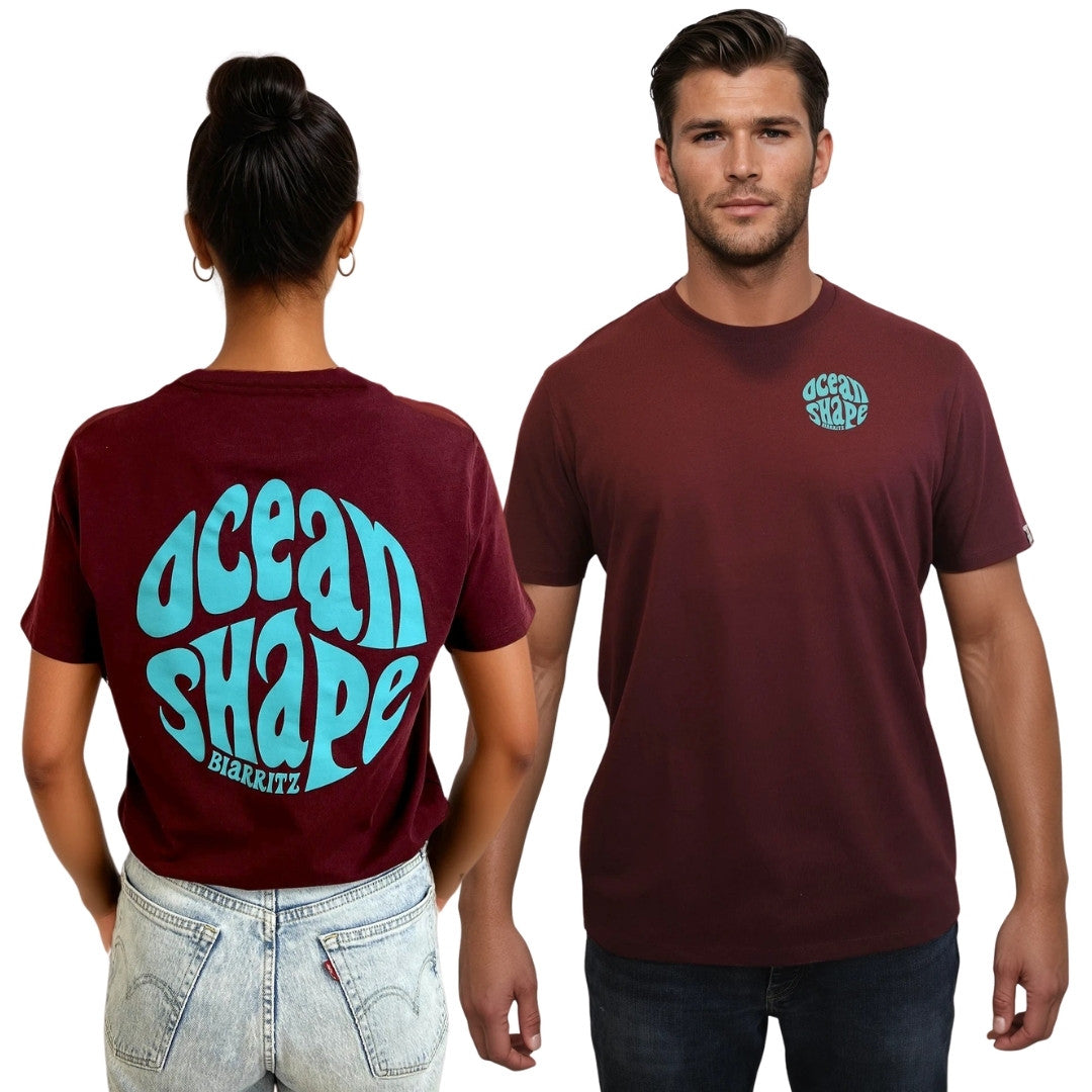 tee-shirt unisexe en coton biologique bordeaux foncé
devant : petit logo bubble "ocean shape biarritz" bleu turqoise sur la poitrine
dos : gros logo bubble "ocean shape biarritz" bleur turquoise
vu de dos sur mannequin femme et de face sur mannequin homme