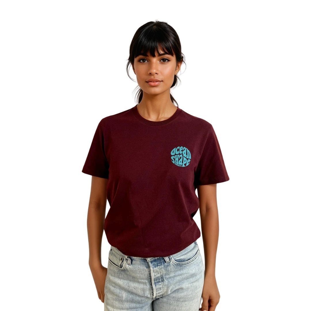 tee-shirt unisexe en coton biologique bordeaux foncé
devant : petit logo bubble "ocean shape biarritz" bleu turqoise sur la poitrine
vu de face sur mannequin femme